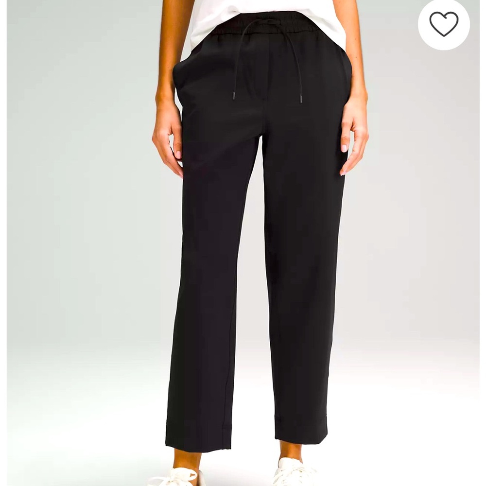 Tapered-Leg Mid-Rise Pant 7/8 Length
Luxtreme in black